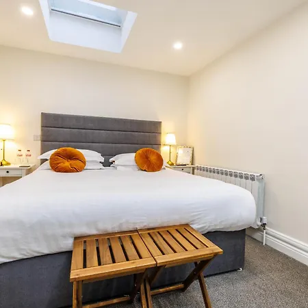 Sandbury Town House 3*