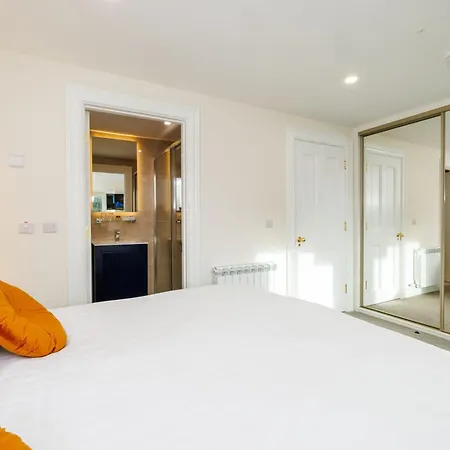 Sandbury Town House *