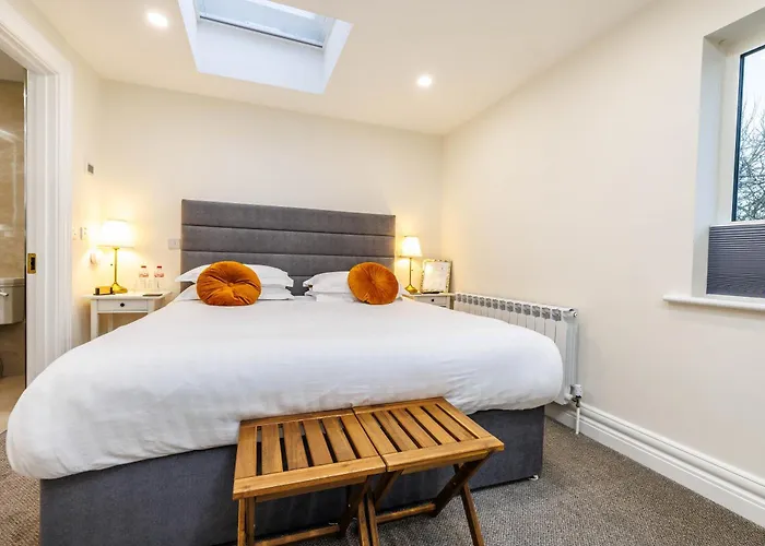 Sandbury Town House 3*