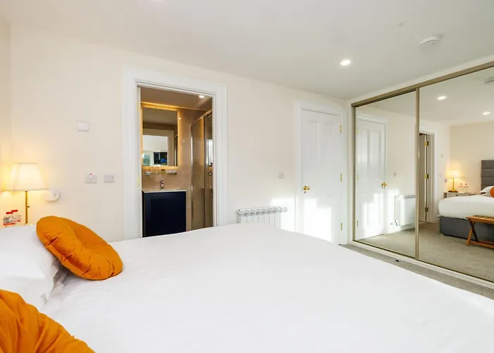 Sandbury Town House 3*
